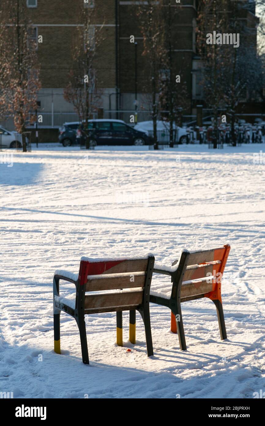 Sièges à Windrush Square après la neige, Brixton, Londres Banque D'Images