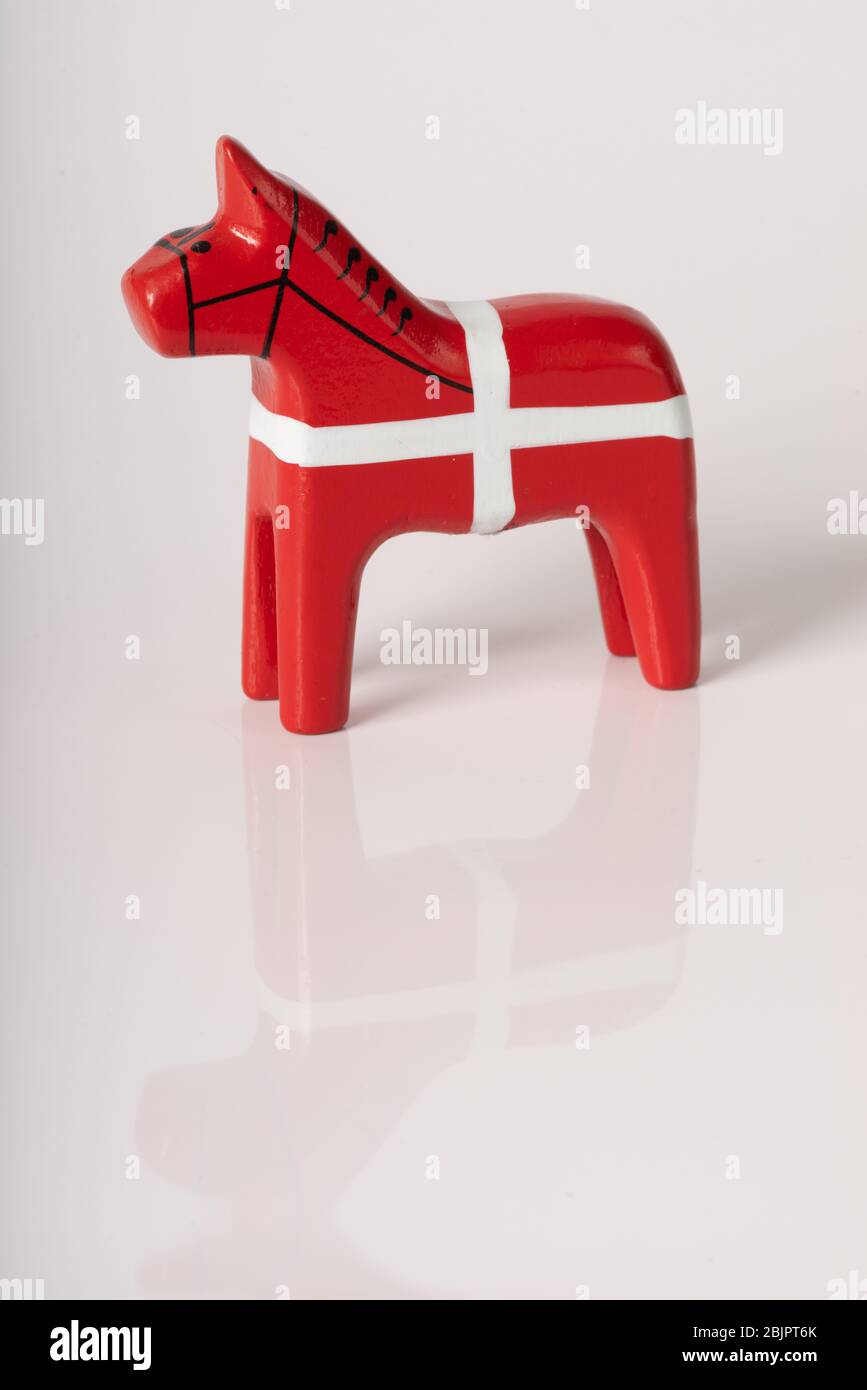 Petit cheval dala peint rouge et blanc dans les couleurs du drapeau danois Banque D'Images Petit cheval dala peint rouge et blanc dans les couleurs du drapeau danois Banque D'Images
