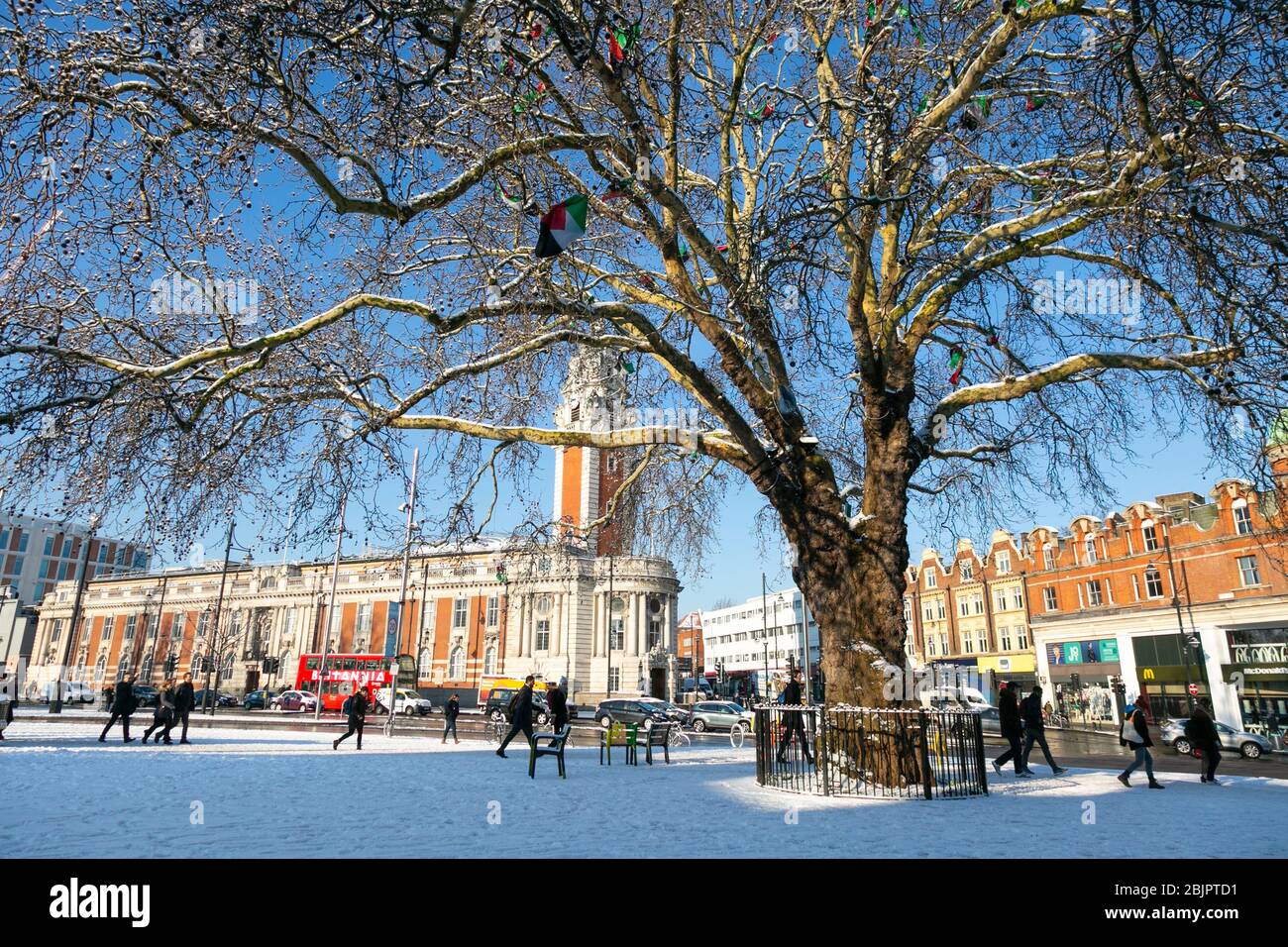 Windrush Square dans la neige avec Lambeth Town Hall en arrière-plan, Brixton, Londres Banque D'Images