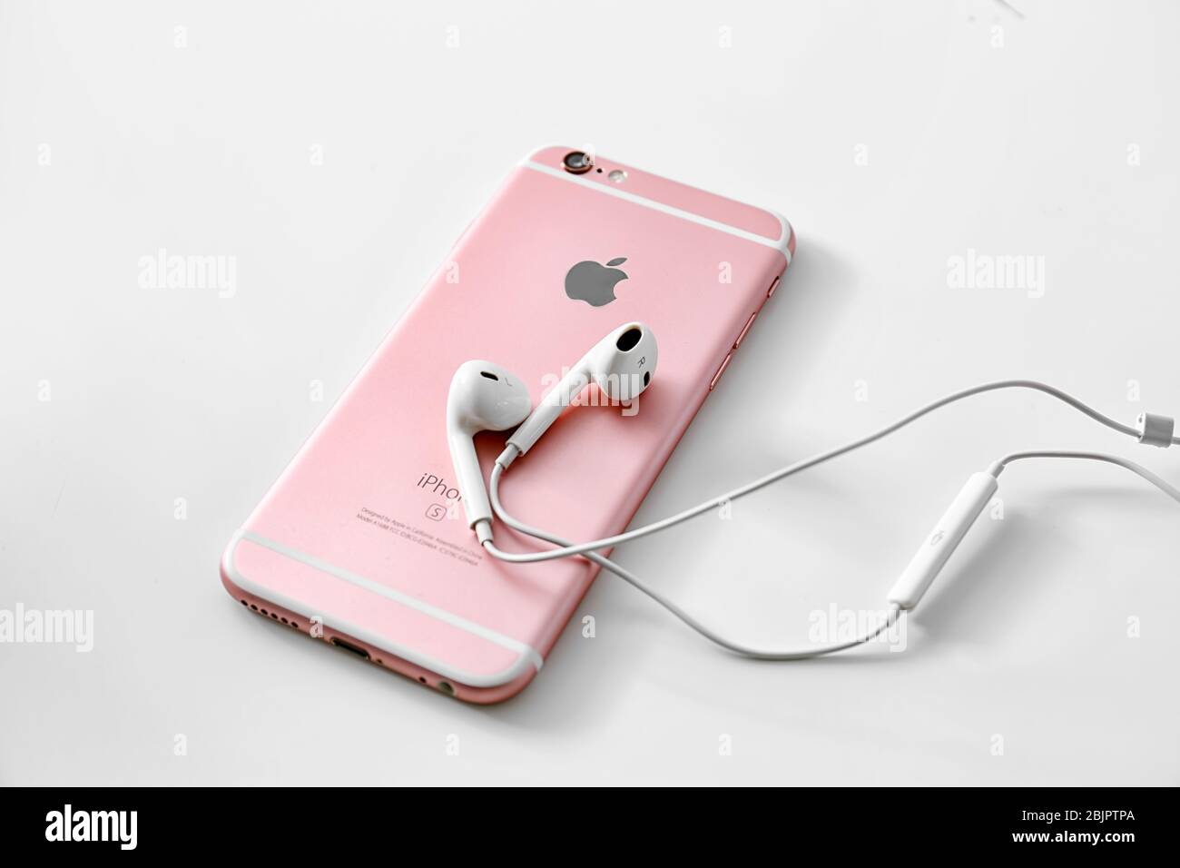 KIEV, UKRAINE - 12 OCTOBRE 2017: IPhone moderne 6 s Rose Gold avec écouteurs sur table blanche Banque D'Images