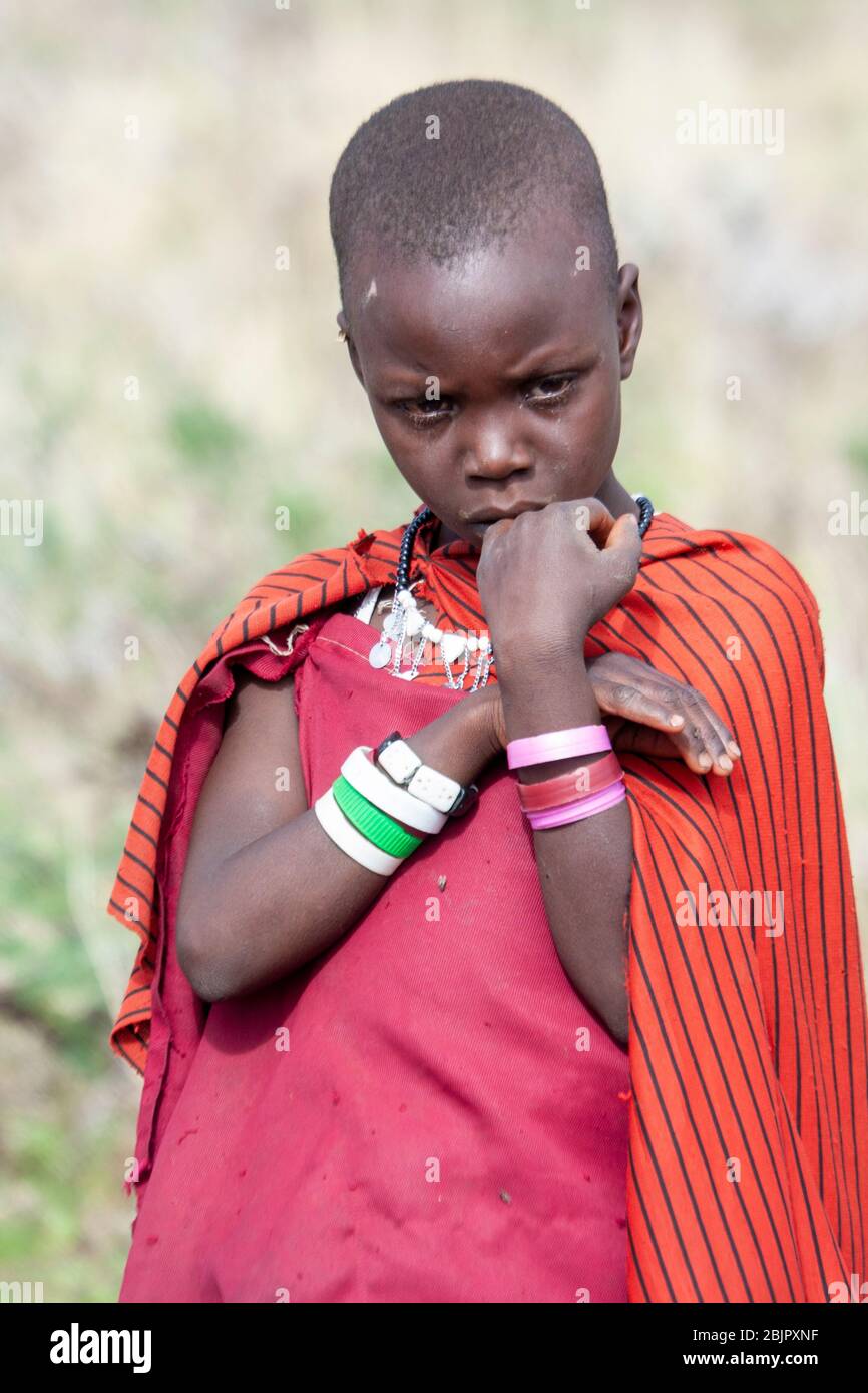 Jeune homme de Maasai Maasai est un groupe ethnique de personnes semi-nomades photographiées en Tanzanie Banque D'Images