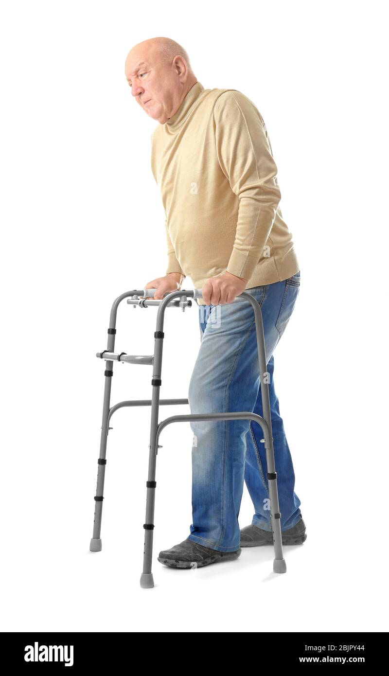 Homme âgé avec cadre de marche sur fond blanc Banque D'Images