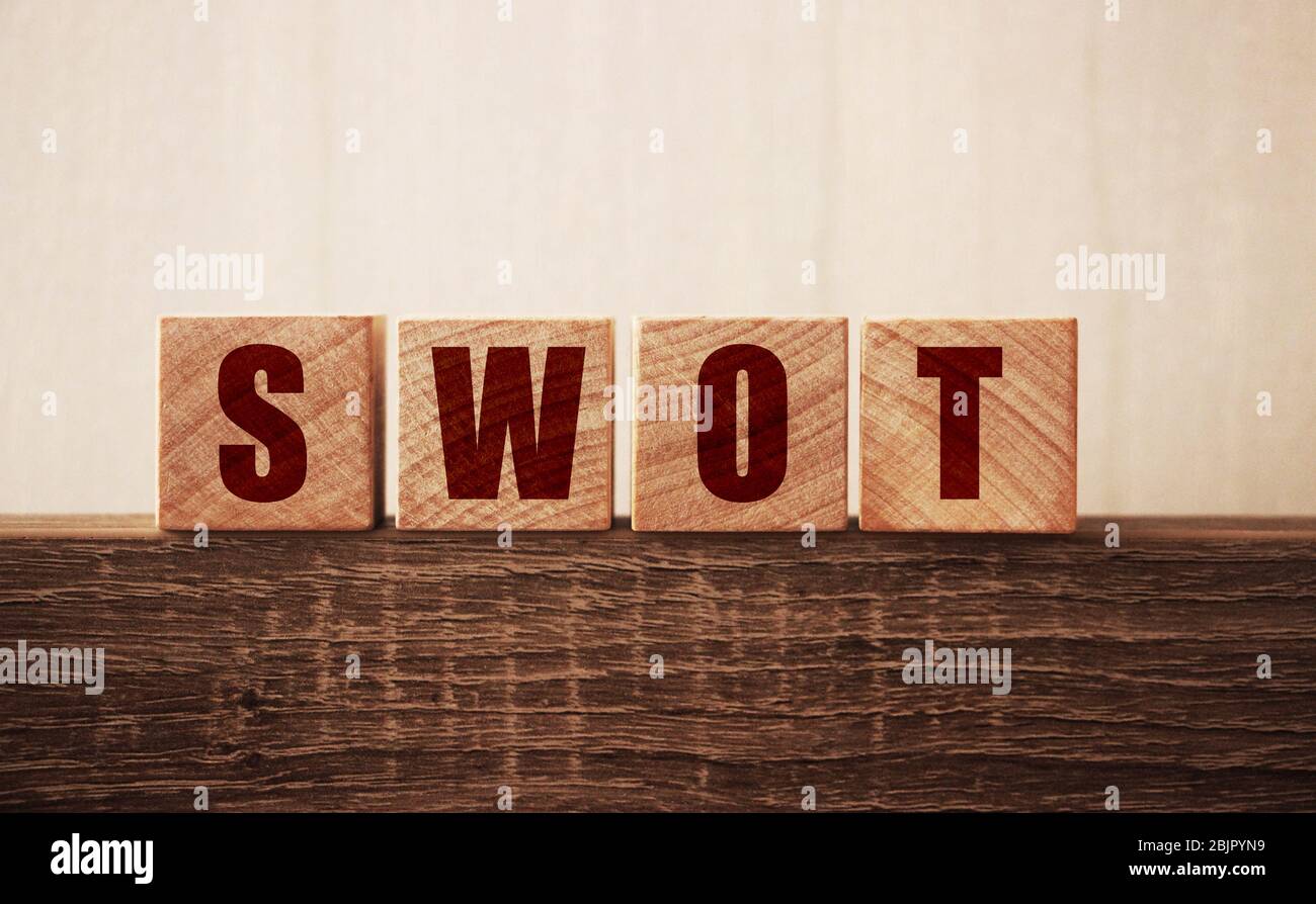 La parole de SWOT sur des cubes en bois. Points forts faiblesses, opportunités, traite le concept de la byseté de l'analyse Banque D'Images
