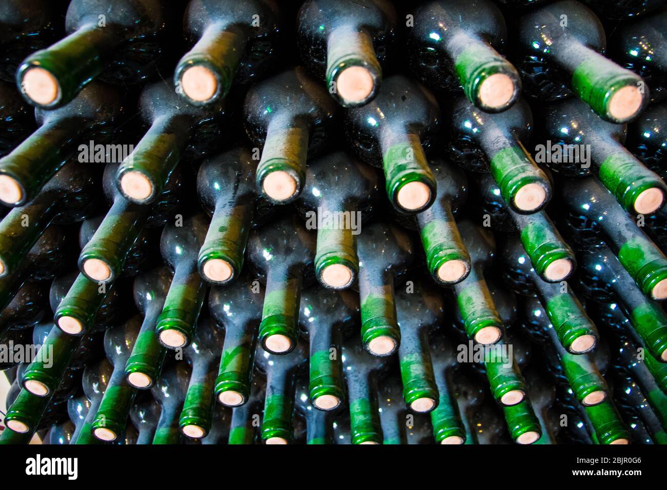 Empilé de bouteilles de vin poussiéreuses dans une cave à vin Banque D'Images
