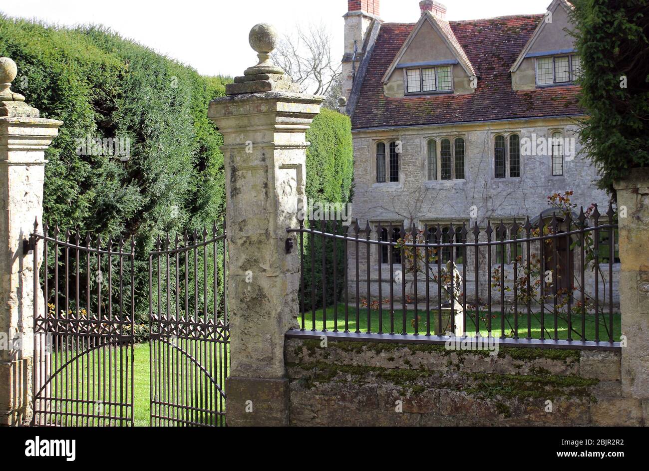 Manoir du XVIIe siècle à Garsington Oxford avec une cour verte nouvellement plantée au printemps 2020 Banque D'Images