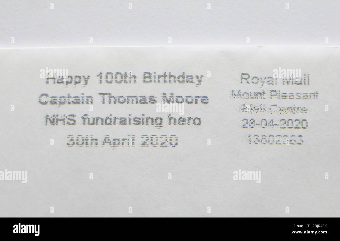 Cachet de la poste Royal Mail spécial pour célébrer le 100 e anniversaire du capitaine Tom, héros du NHS, le 30 avril 2020. Banque D'Images