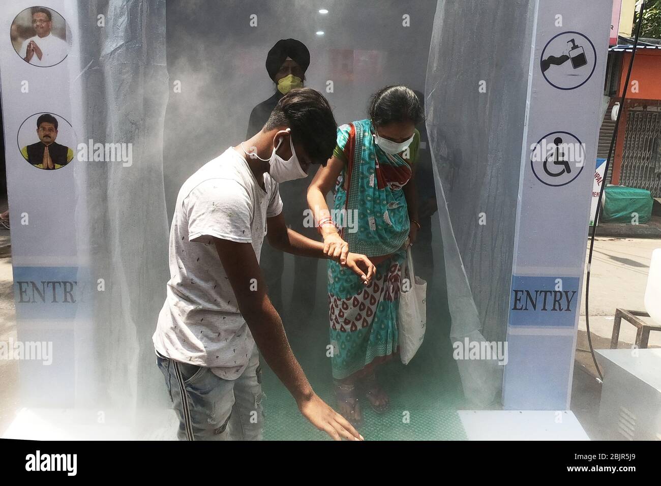 Kolkata, Inde. 29 avril 2020. Les gens passent par la cabine de vaporisation de désinfectant installée par les autorités locales, tout en entrant sur le marché local de Kolkata, en Inde, le 29 avril 2020. (Photo de Sudipta Pan/ Pacific Press/Sipa USA) crédit: SIPA USA/Alay Live News Banque D'Images