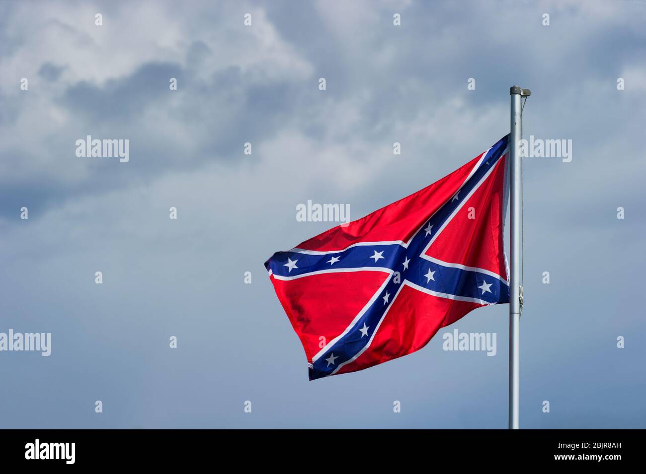 Le drapeau confédéré symbolisait le gouvernement de onze États du sud séparés de l'Union. Cela a pris fin après que la guerre civile ait été perdue par Banque D'Images