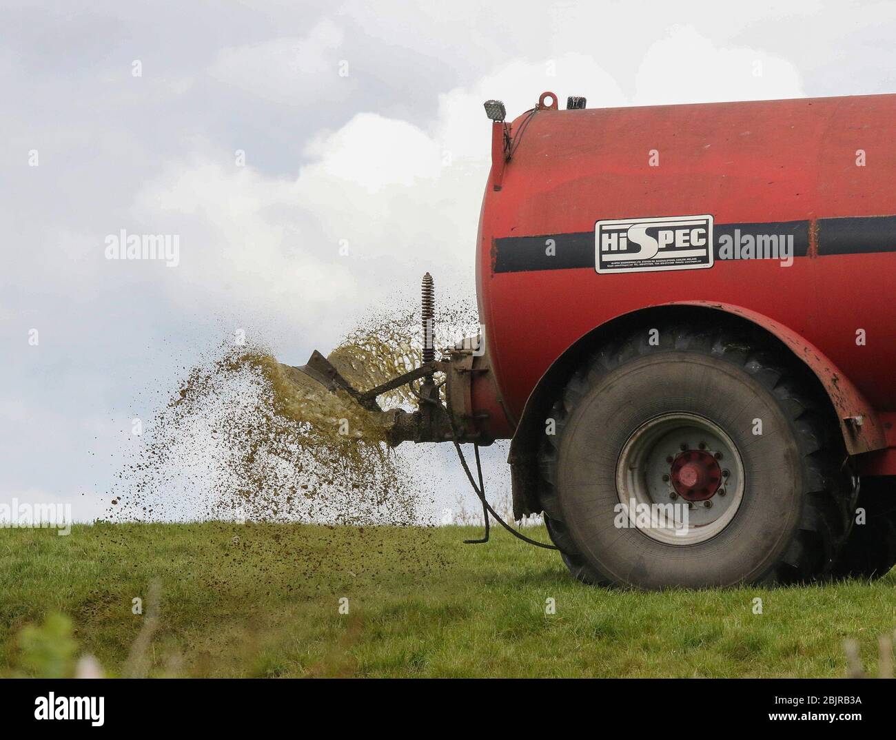 Magheralin, comté d'Armagh, Irlande du Nord. 30 avril 2020. Météo au Royaume-Uni - une journée de brise de temps mixte, de courtes averses et de courtes périodes ensoleillées comme avril vient à une fin de lisier-épandage en cours. Crédit : CAZIMB/Alamy Live News. Banque D'Images