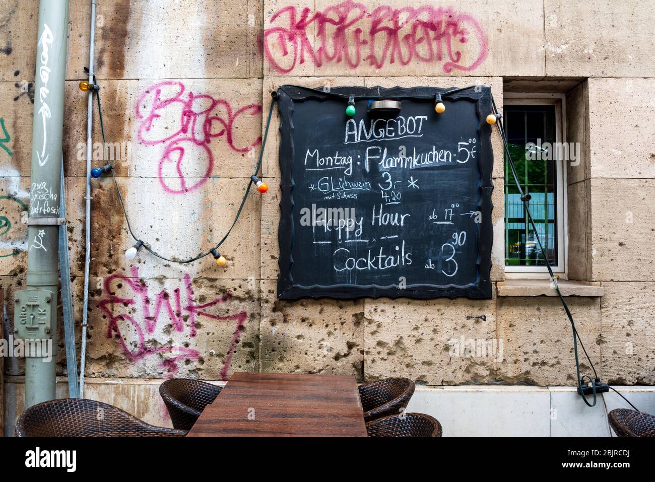 Trous de balle et trous de coquillages sur la façade du restaurant sous la voie de S Bahn, Georgenstrasse, Berlin Mitte Banque D'Images