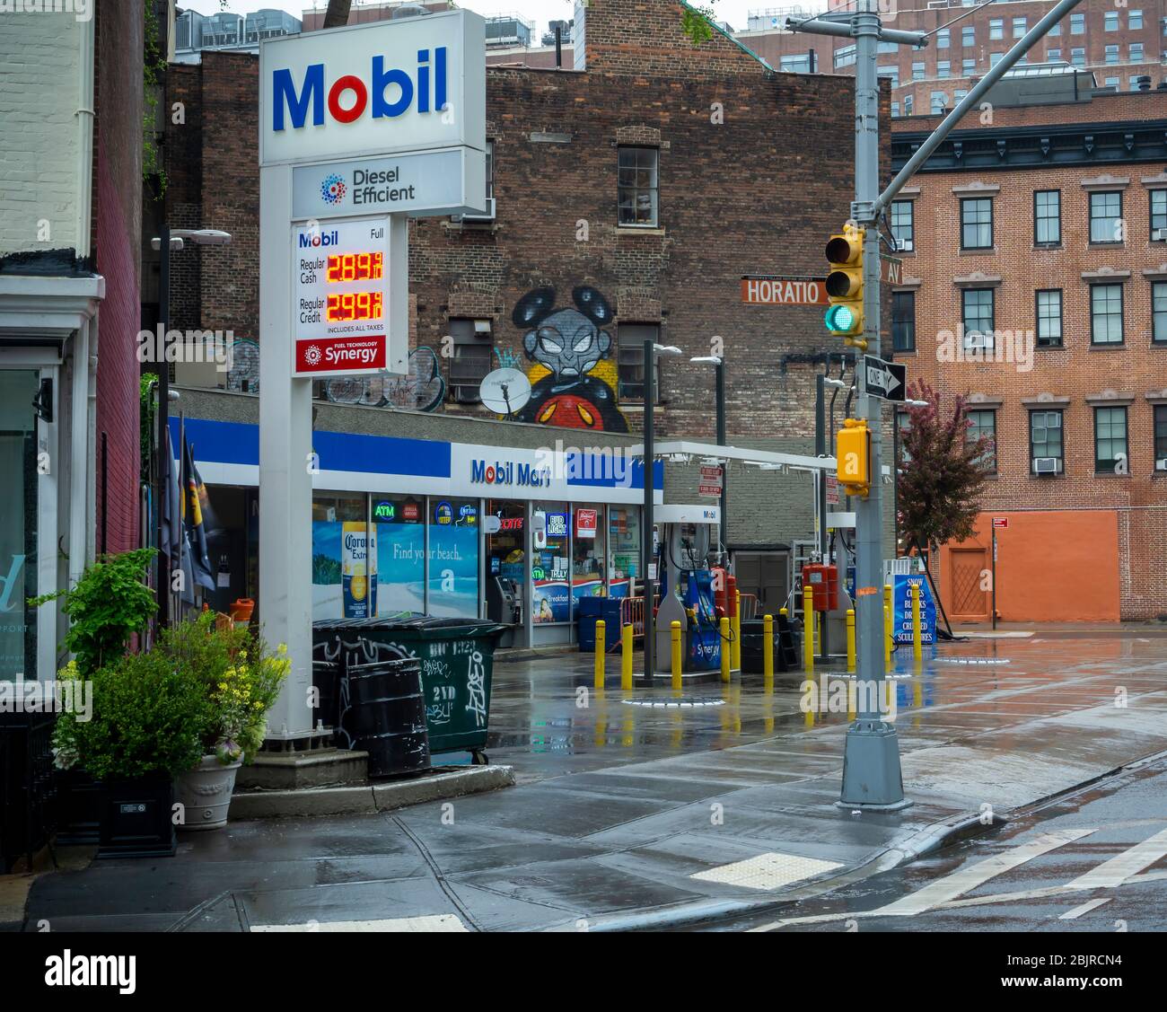 La station-service rare de Greenwich Village New York affiche ses prix inférieurs le mardi 21 avril 2020. Les prix mondiaux du pétrole ont chuté à mesure que la demande se relâche et que l'offre augmente. (© Richard B. Levine) Banque D'Images