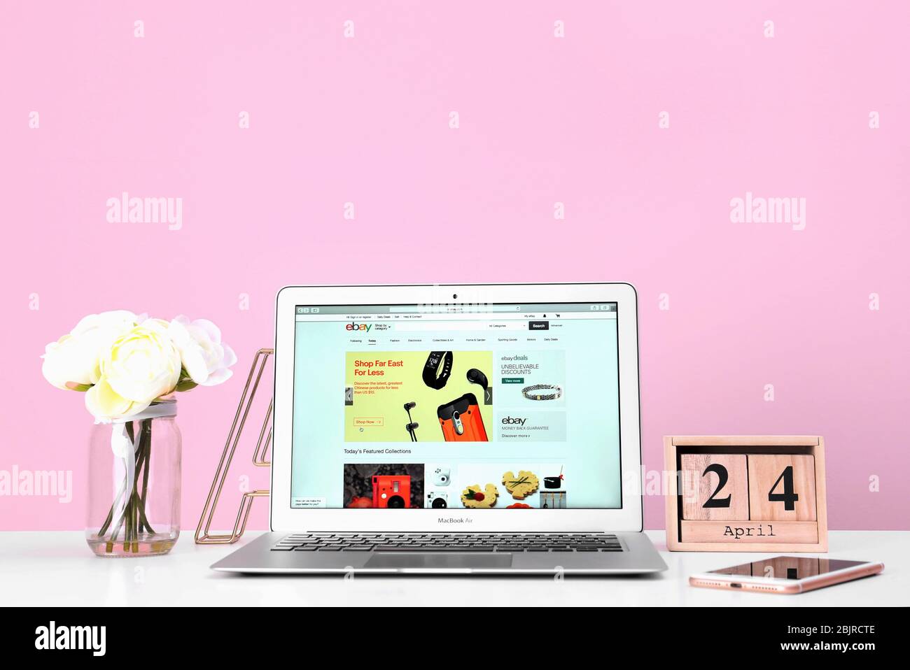 KIEV, UKRAINE - 26 OCTOBRE 2017: Apple MacBook Air avec eBay HomePage à l'écran. EBay est une multinationale de commerce électronique Banque D'Images