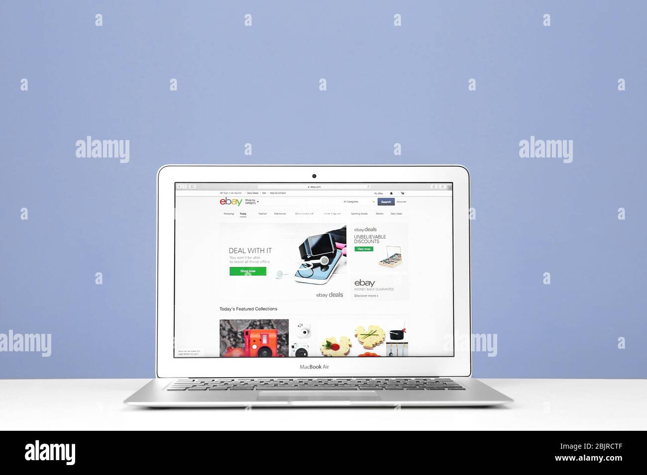 KIEV, UKRAINE - 26 OCTOBRE 2017: Apple MacBook Air avec eBay HomePage à l'écran. EBay est une multinationale de commerce électronique Banque D'Images