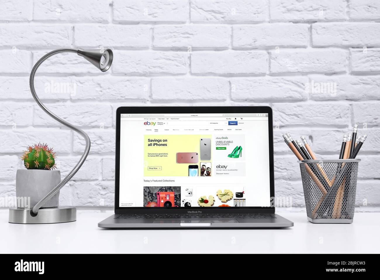 KIEV, UKRAINE - 26 OCTOBRE 2017: Apple MacBook Pro avec eBay HomePage à l'écran. EBay est une multinationale de commerce électronique Banque D'Images