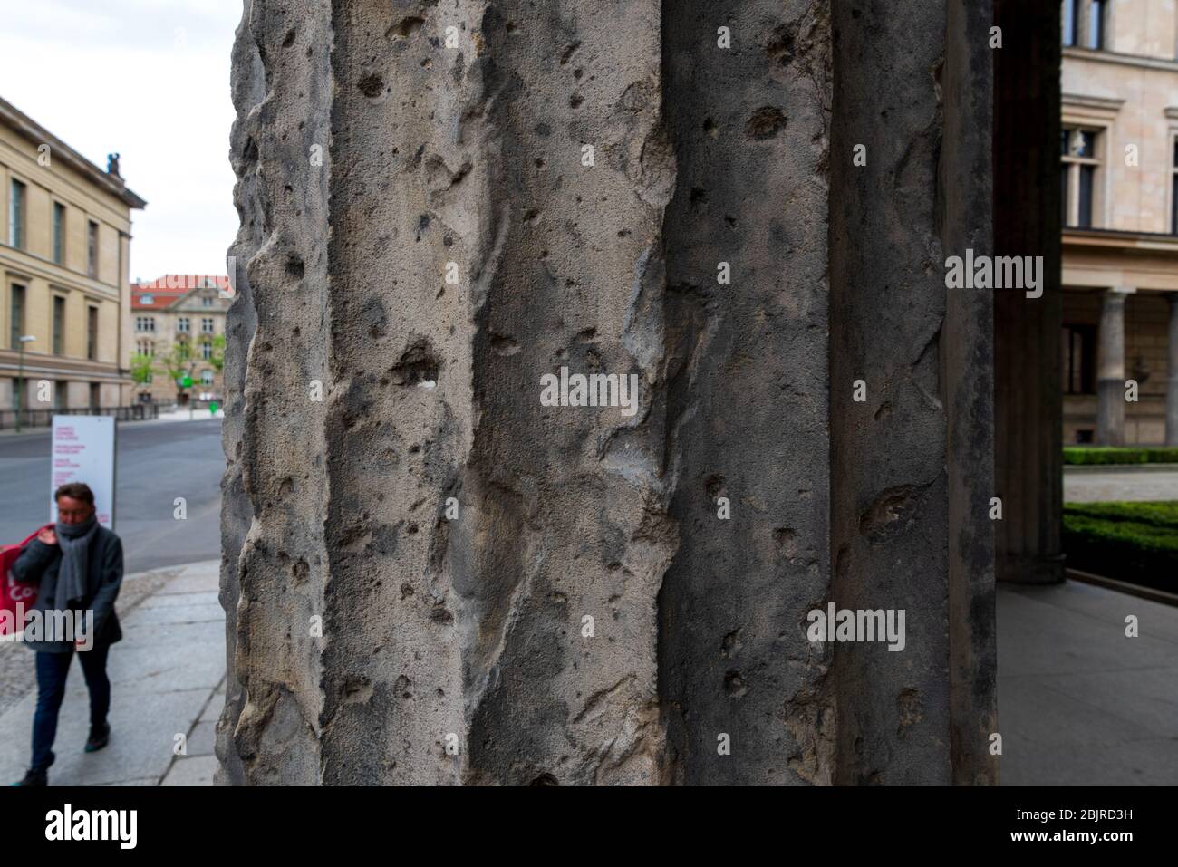 Trous de balle et trous de coquillages sur les piliers de la colonnadenhof sur Museumsinsel à Berlin Banque D'Images