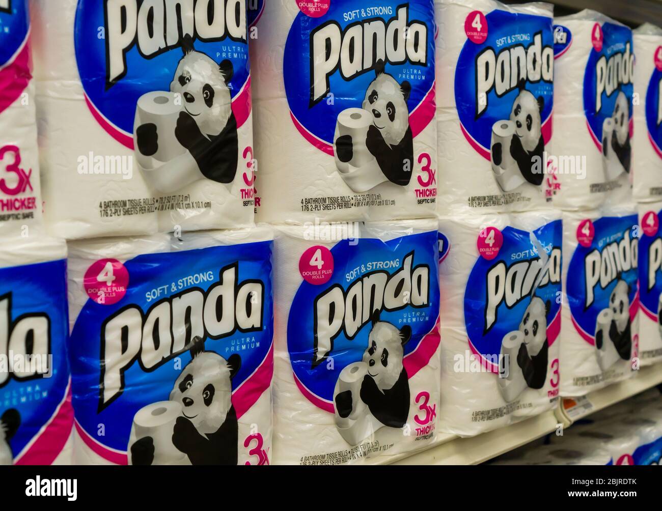 Un approvisionnement abondant de papier toilette de marque Panda dans un  supermarché à New York le mardi 28 avril 2020. (© Richard B. Levine Photo  Stock - Alamy