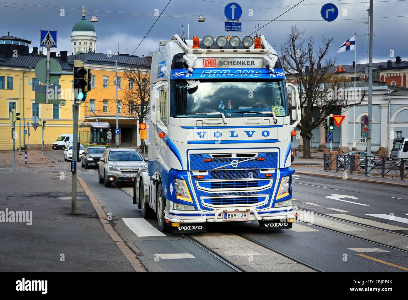 Camion Volvo FH personnalisé bleu et blanc de Kuljetusliike Kungas Ky