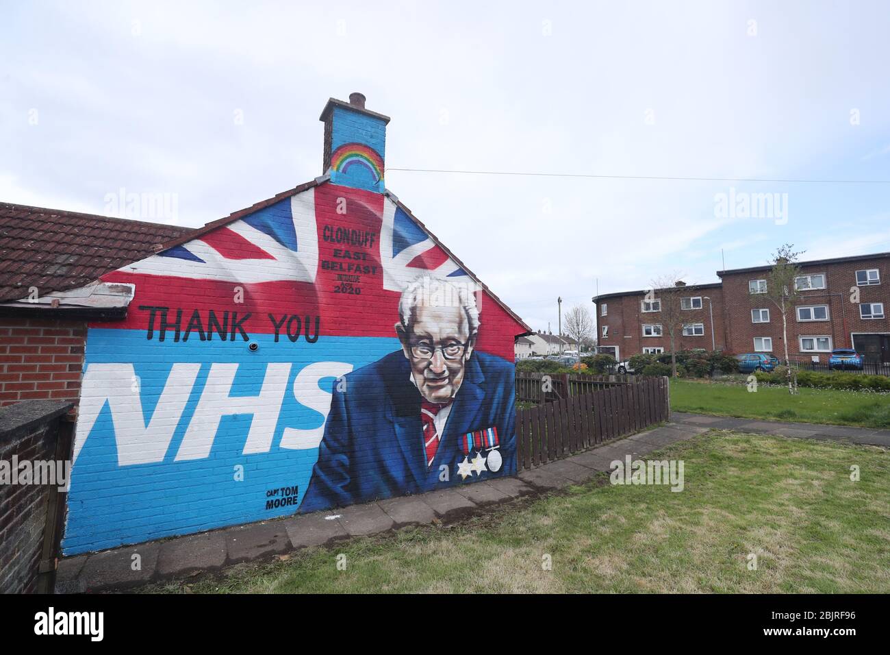 Un nouveau hommage mural au colonel Tom Moore à l'occasion de son 100ème anniversaire à Clonduff, dans l'est de Belfast. Banque D'Images