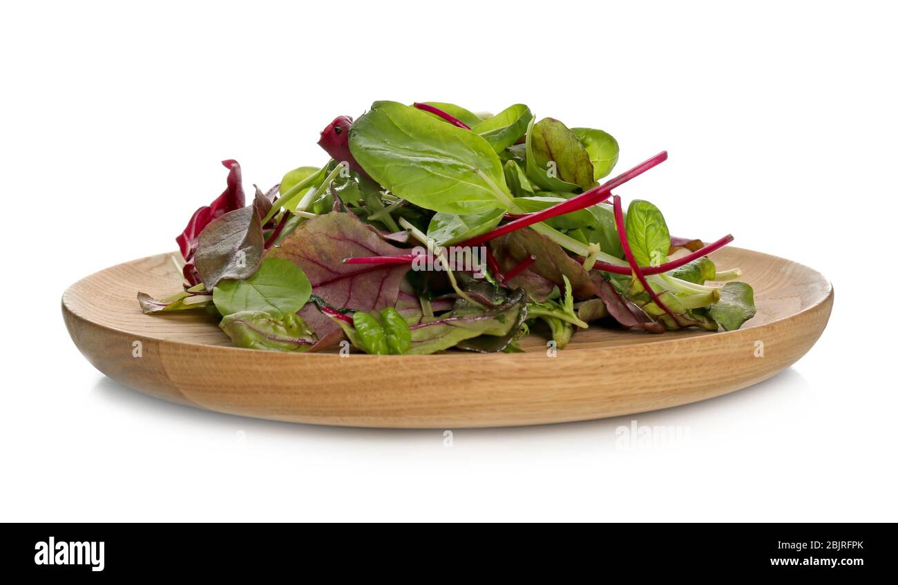 Assiette avec mélange de salades sur fond blanc Banque D'Images