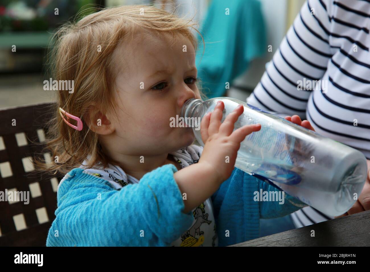 Une jeune fille buvant de l'eau d'une bouteille d'eau Banque D'Images