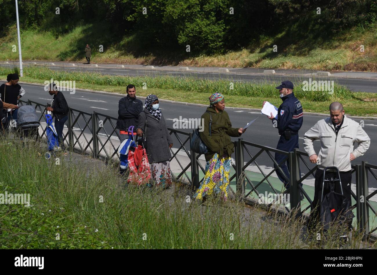 29 avril 2020 - Clichy-sous-Bois, France: Une distribution alimentaire a lieu pour les habitants de Clichy-sous-Bois pendant le verrouillage contre l'épidémie de coronavirus. Cette banlieue nord de Paris est située en Seine-Saint-Denis, l'une des plus pauvres de France, qui a connu l'un des taux de contamination et de décès les plus élevés de Covid-19. Des bénévoles du collectif Aclefeu ont fourni une distribution d'aide à près de mille personnes à son occasion. Distribution de nourriture par le collectif Aclefeu pendentif le confinement contre l'épidemie de covid-19. Les métures contre le coronavirus ont Banque D'Images