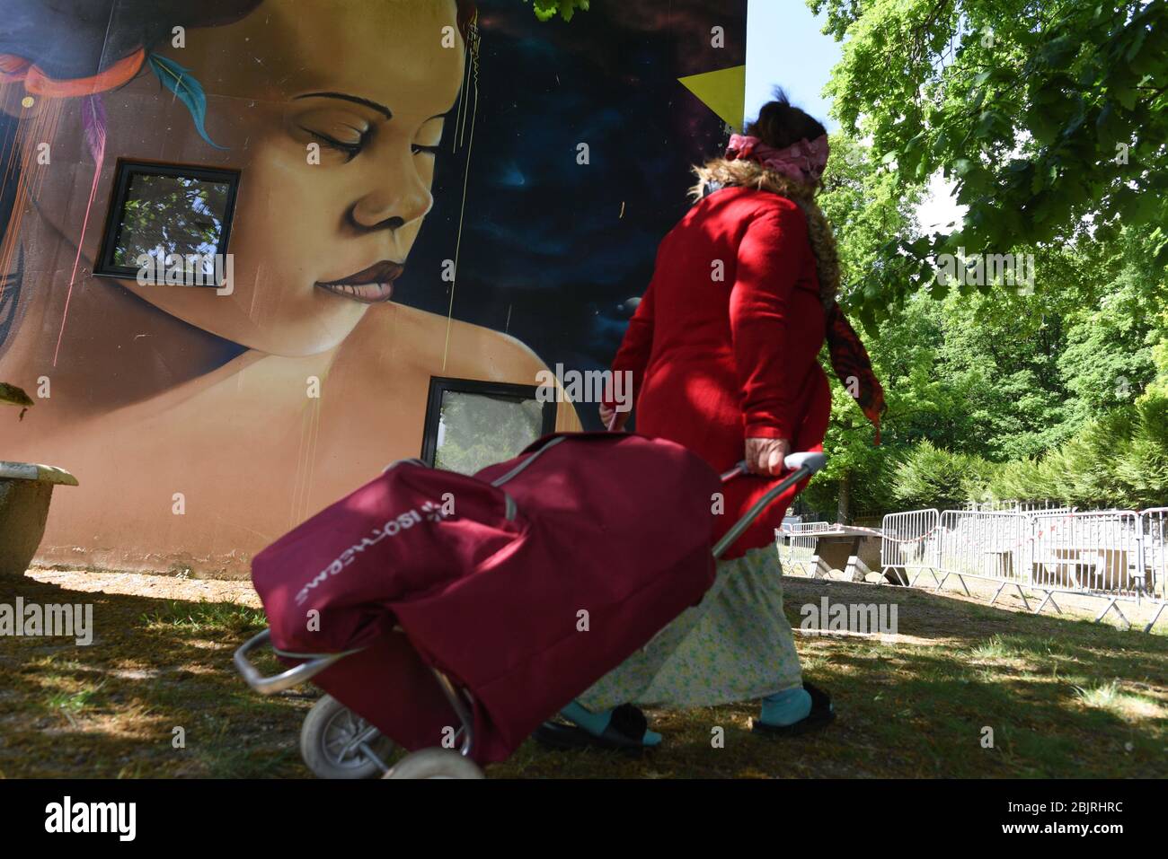 29 avril 2020 - Clichy-sous-Bois, France: Une distribution alimentaire a lieu pour les habitants de Clichy-sous-Bois pendant le verrouillage contre l'épidémie de coronavirus. Cette banlieue nord de Paris est située en Seine-Saint-Denis, l'une des plus pauvres de France, qui a connu l'un des taux de contamination et de décès les plus élevés de Covid-19. Des bénévoles du collectif Aclefeu ont fourni une distribution d'aide à près de mille personnes à son occasion. Distribution de nourriture par le collectif Aclefeu pendentif le confinement contre l'épidemie de covid-19. Les métures contre le coronavirus ont Banque D'Images