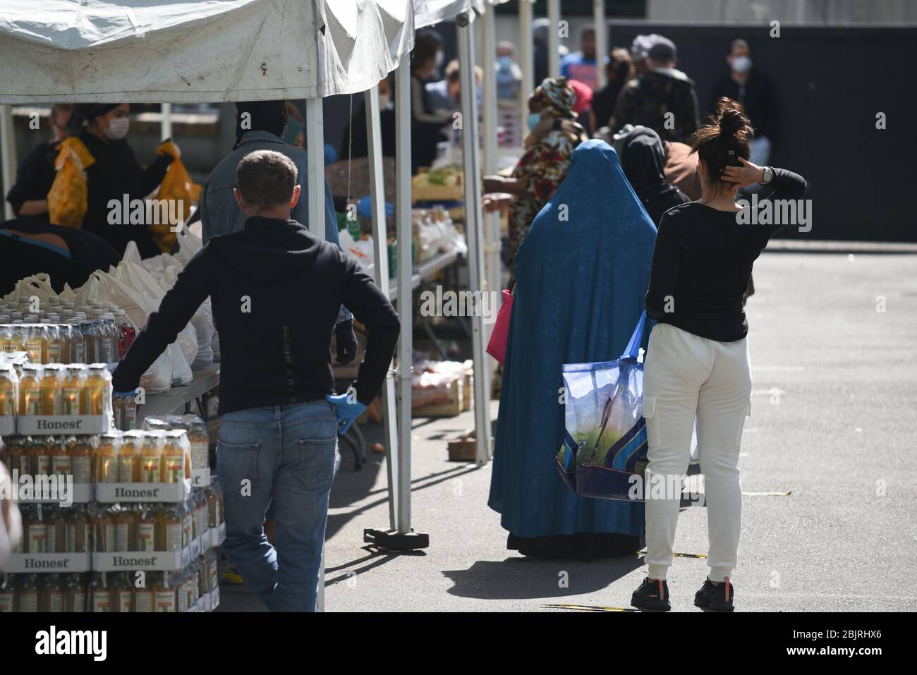 29 avril 2020 - Clichy-sous-Bois, France: Une distribution alimentaire a lieu pour les habitants de Clichy-sous-Bois pendant le verrouillage contre l'épidémie de coronavirus. Cette banlieue nord de Paris est située en Seine-Saint-Denis, l'une des plus pauvres de France, qui a connu l'un des taux de contamination et de décès les plus élevés de Covid-19. Des bénévoles du collectif Aclefeu ont fourni une distribution d'aide à près de mille personnes à son occasion. Distribution de nourriture par le collectif Aclefeu pendentif le confinement contre l'épidemie de covid-19. Les métures contre le coronavirus ont Banque D'Images