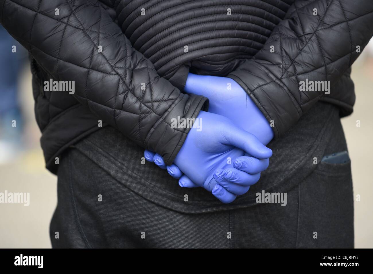 29 avril 2020 - Clichy-sous-Bois, France: Une distribution alimentaire a lieu pour les habitants de Clichy-sous-Bois pendant le verrouillage contre l'épidémie de coronavirus. Cette banlieue nord de Paris est située en Seine-Saint-Denis, l'une des plus pauvres de France, qui a connu l'un des taux de contamination et de décès les plus élevés de Covid-19. Des bénévoles du collectif Aclefeu ont fourni une distribution d'aide à près de mille personnes à son occasion. Distribution de nourriture par le collectif Aclefeu pendentif le confinement contre l'épidemie de covid-19. Les métures contre le coronavirus ont Banque D'Images