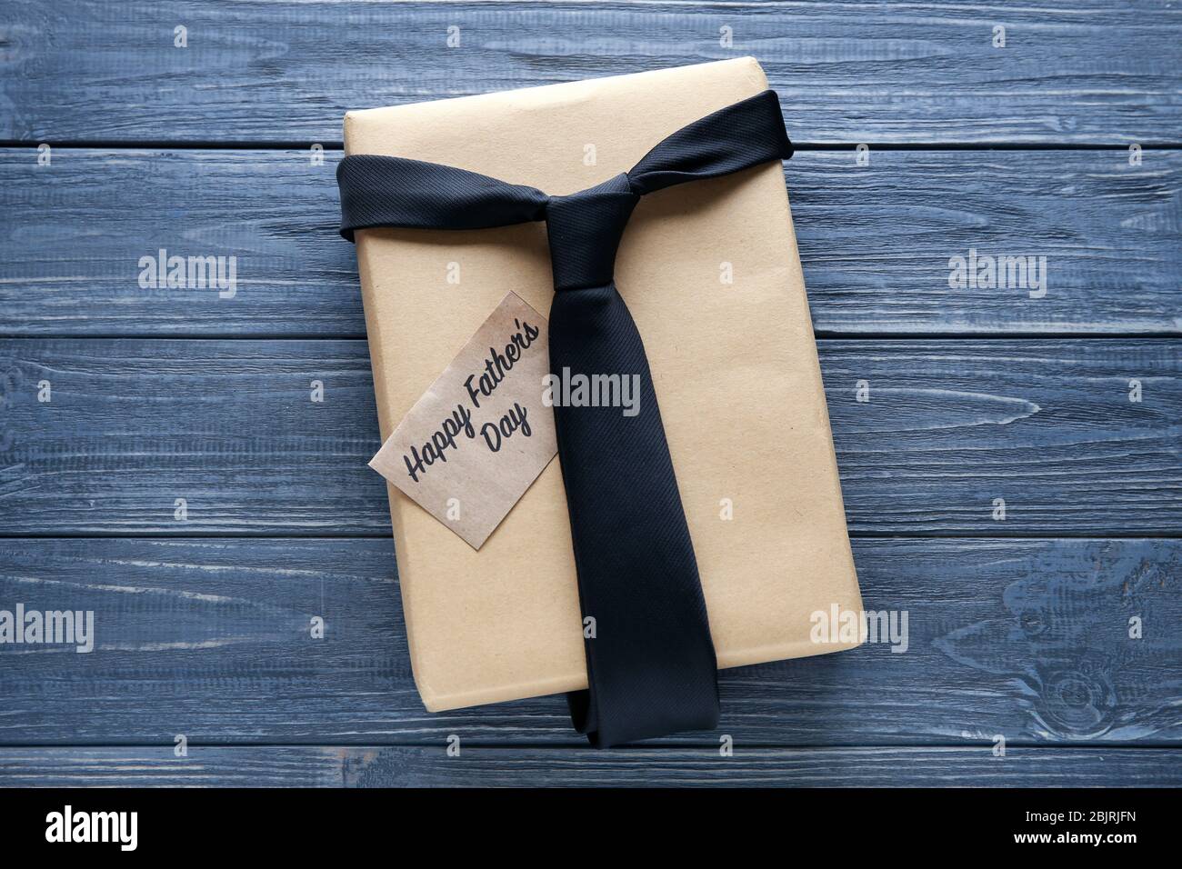 Concept de la Journée du Père heureux. Boîte cadeau avec cravate sur fond  en bois Photo Stock - Alamy