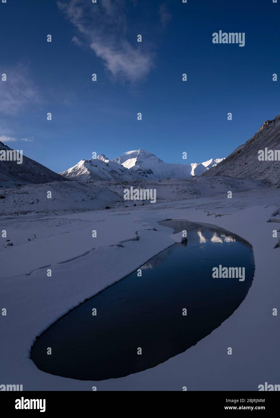 Lhasa. 30 avril 2020. La photo prise le 30 avril 2020 montre une piscine en forme de croissant formée après une chute de neige au pied du mont Qomolangma dans la région autonome du Tibet du sud-ouest de la Chine. Crédit: Purbu Zhaxi/Xinhua/Alay Live News Banque D'Images