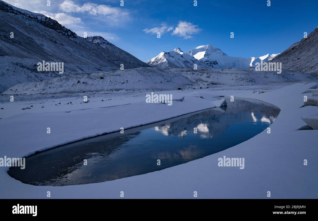 Lhasa. 30 avril 2020. La photo prise le 30 avril 2020 montre une piscine en forme de croissant formée après une chute de neige au pied du mont Qomolangma dans la région autonome du Tibet du sud-ouest de la Chine. Crédit: Purbu Zhaxi/Xinhua/Alay Live News Banque D'Images