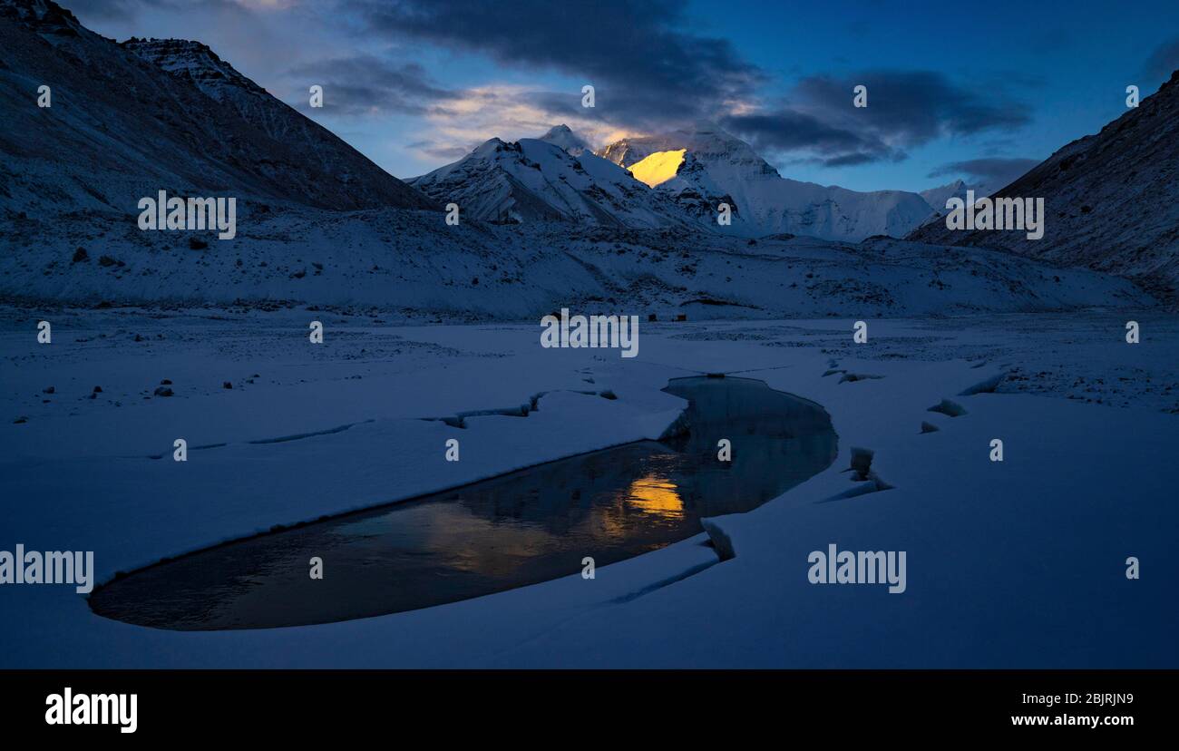 Lhasa. 30 avril 2020. La photo prise le 30 avril 2020 montre une piscine en forme de croissant formée après une chute de neige au pied du mont Qomolangma dans la région autonome du Tibet du sud-ouest de la Chine. Crédit: Purbu Zhaxi/Xinhua/Alay Live News Banque D'Images