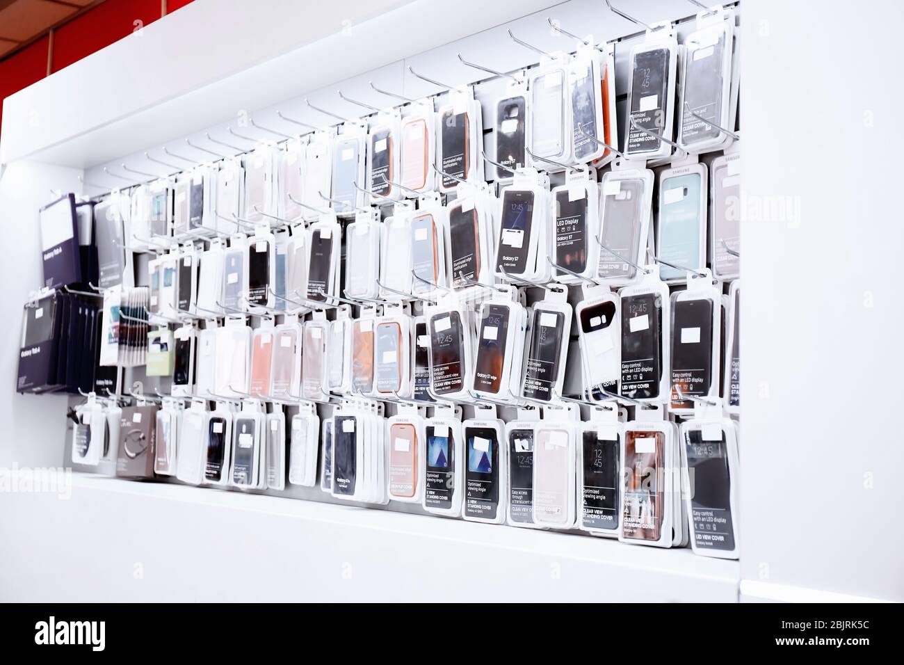 KIEV, UKRAINE - 6 NOVEMBRE 2017 : de nombreux étuis pour smartphones sont en magasin Banque D'Images