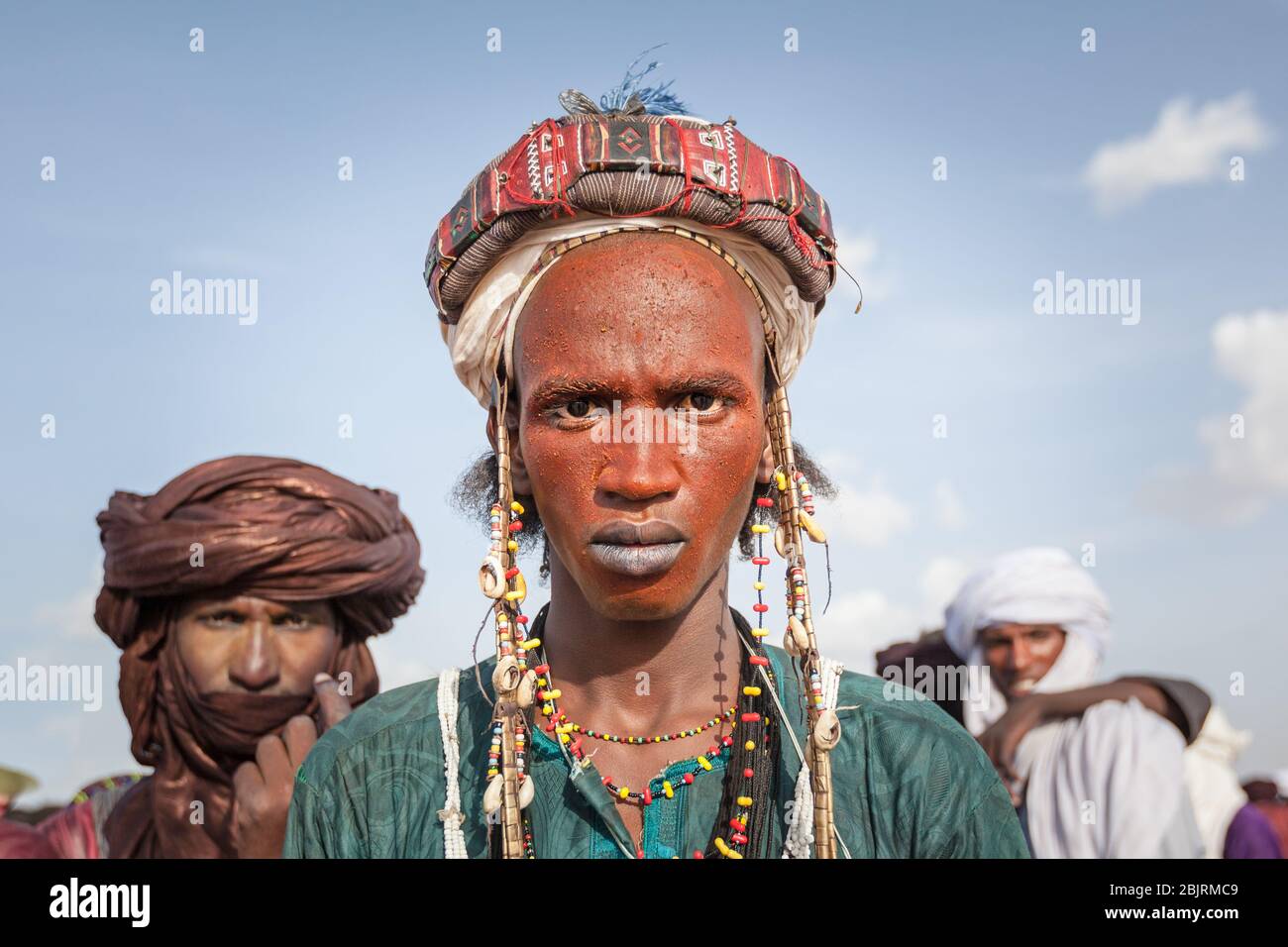 Ingall, Niger : Fulani Bororo Wodaabe nomades concours de beauté Portrait de l'homme africain en vêtements traditionnels colorés au festival Curee Sale Banque D'Images