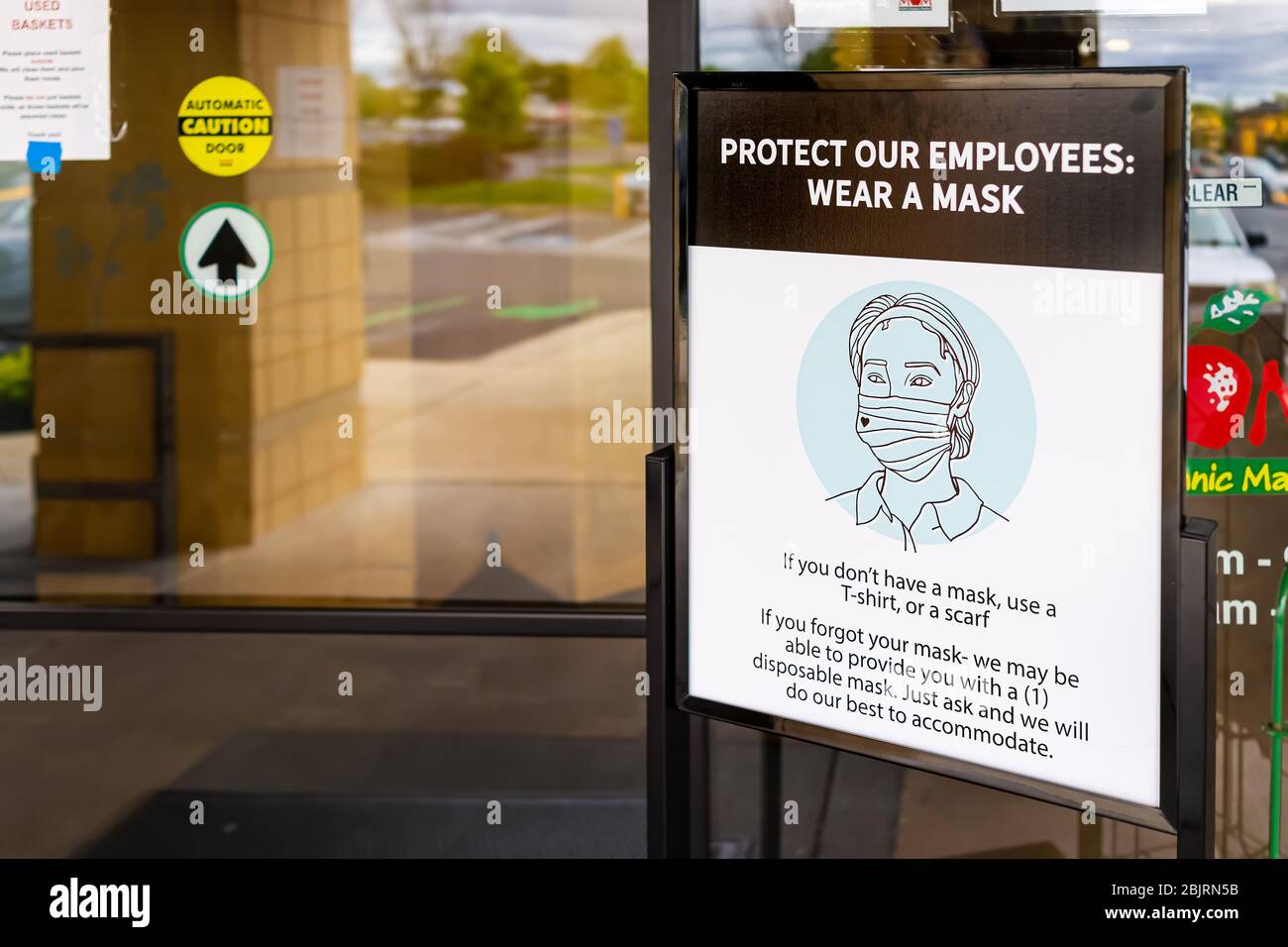 Herndon, États-Unis - 27 avril 2020: Virginia Fairfax County Building extérieur panneau entrée au magasin de marché biologique de maman avec demande de porter masque de visage à Banque D'Images