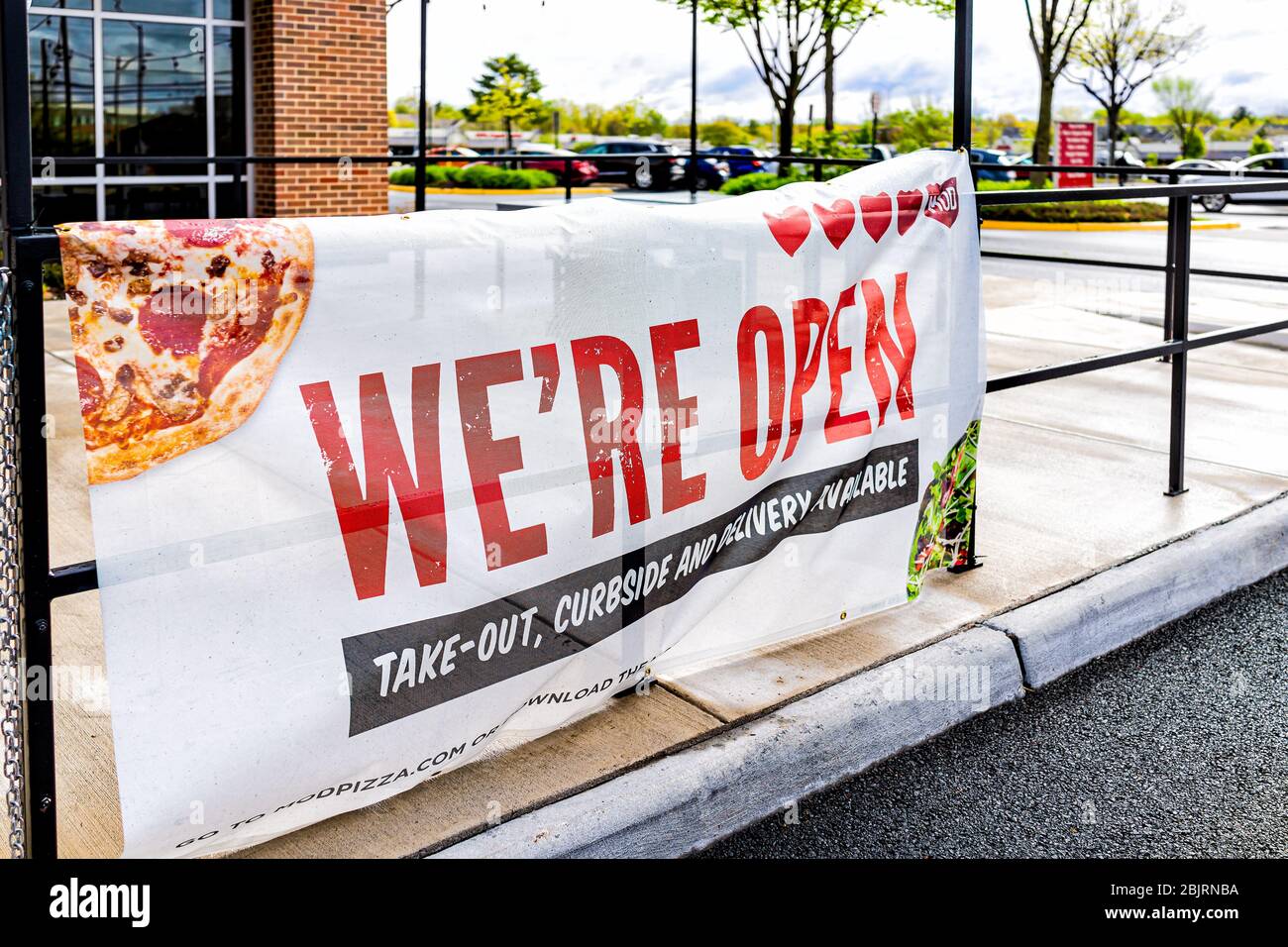 Herndon, États-Unis - 27 avril 2020: Virginia Fairfax County Street avec panneau pour restaurant ouvert pizza pour prendre le trottoir et livraison pendant coronaviru Banque D'Images Herndon, États-Unis - 27 avril 2020: Virginia Fairfax County Street avec panneau pour restaurant ouvert pizza pour prendre le trottoir et livraison pendant coronaviru Banque D'Images