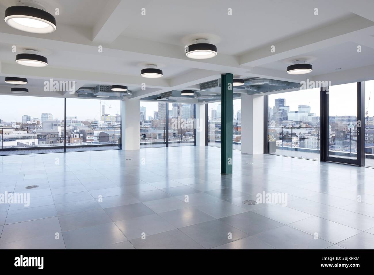 Vue sur les fenêtres de l'étage supérieur vers la ville. 75 Farringdon Road, Londres, Royaume-Uni. Architecte: Buckley Gray Yoeman, 2019. Banque D'Images