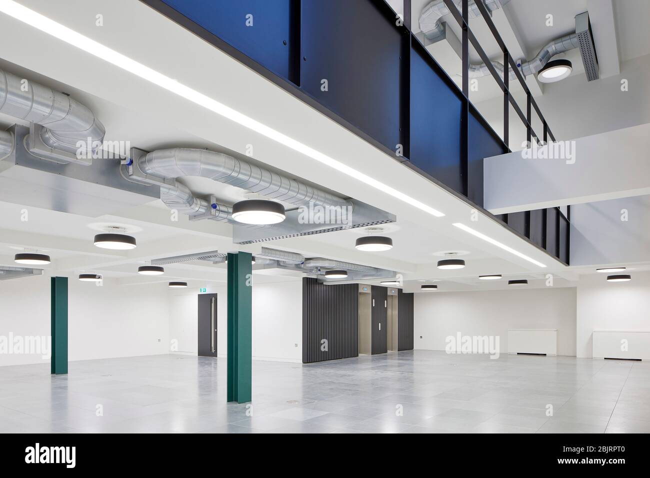Plancher inférieur du sol montrant l'espace de double hauteur. 75 Farringdon Road, Londres, Royaume-Uni. Architecte: Buckley Gray Yoeman, 2019. Banque D'Images