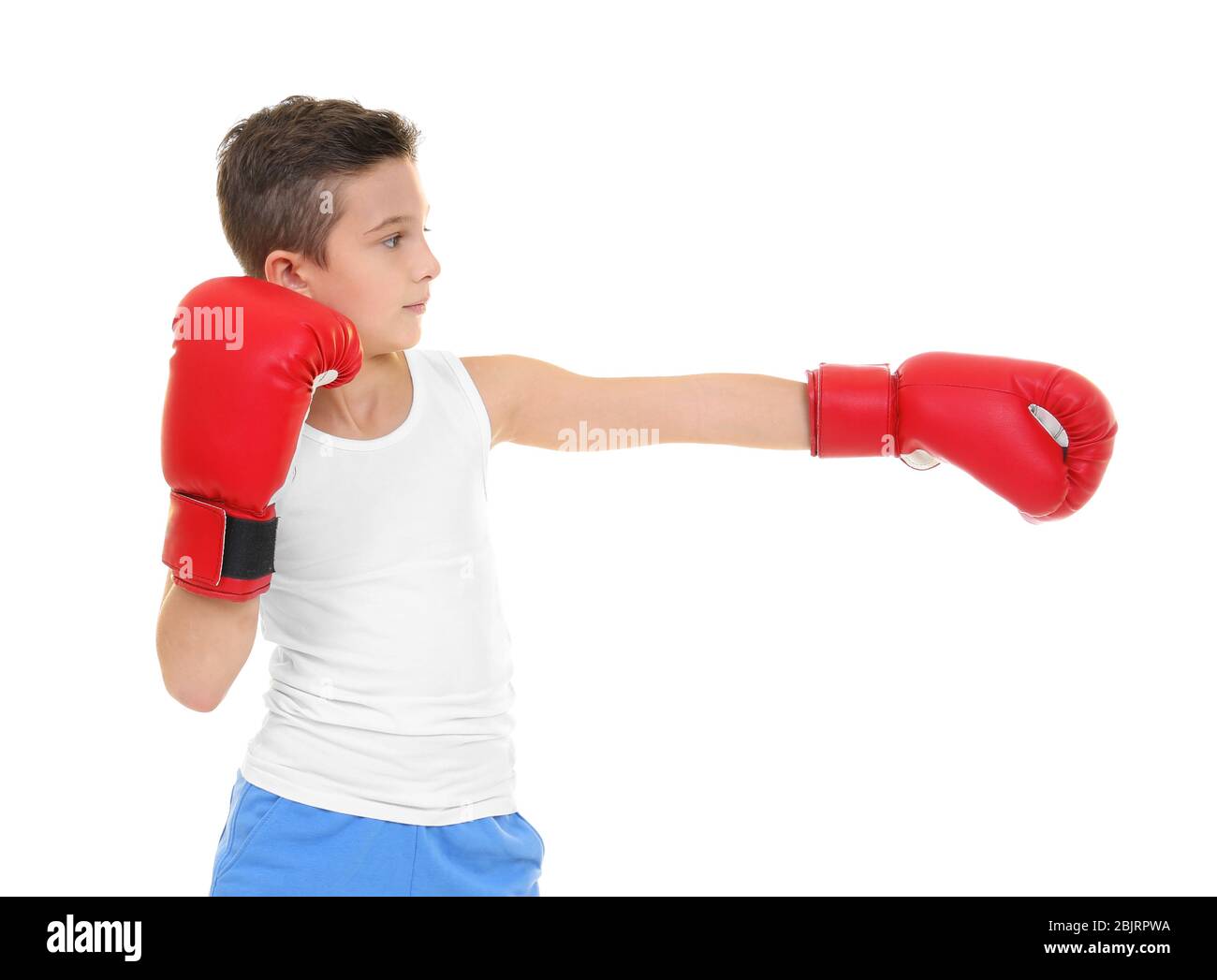 Joli petit garçon en gants de boxe sur fond blanc Banque D'Images