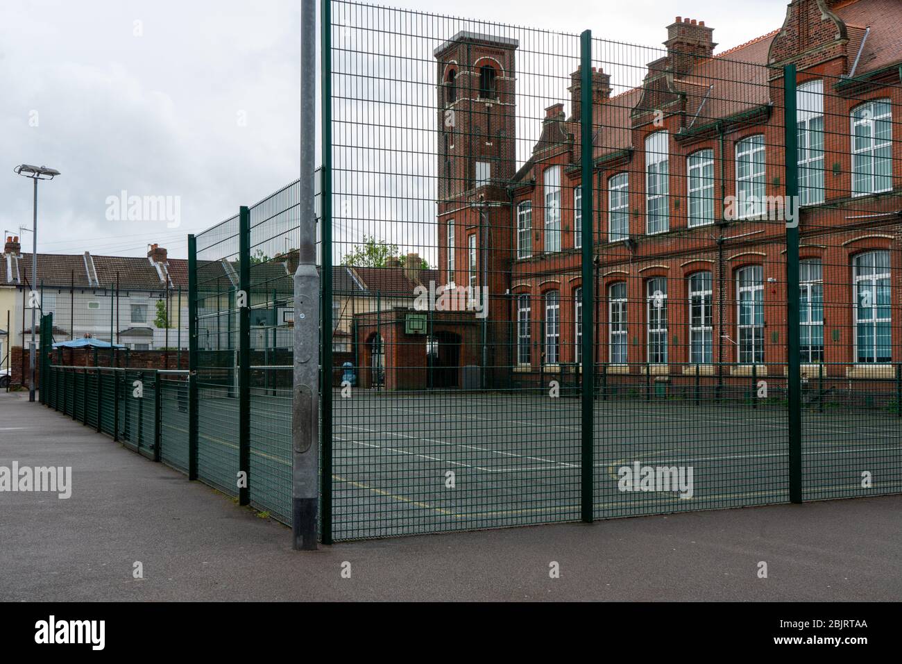 Aire de jeux vide dans une école britannique sans enfant pendant la fermeture du coronavirus ou du covid-19 Banque D'Images