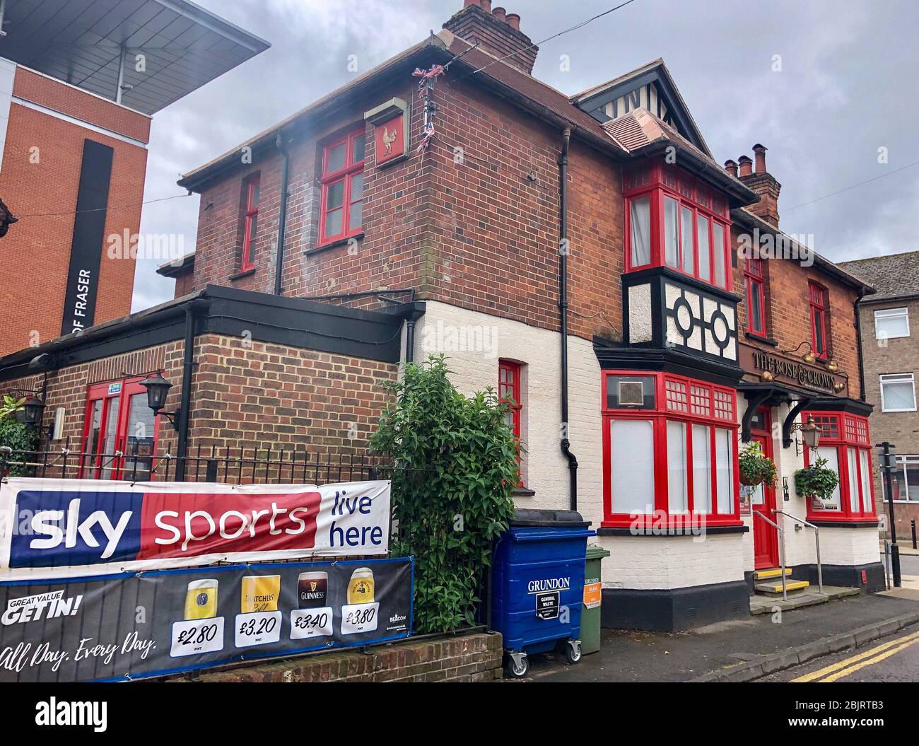 High Wycombe, Angleterre. Une bannière Sky Sports se trouve à l'extérieur du pub Rose 7 Crown, qui reste fermé pendant la pandémie COVID-19, comme le conseil du gouvernement britannique pour maintenir les distances sociales et réduire le temps en dehors de High Wycombe le 30 avril 2020. Crédit: Images Prime Media / Alay Live News Banque D'Images