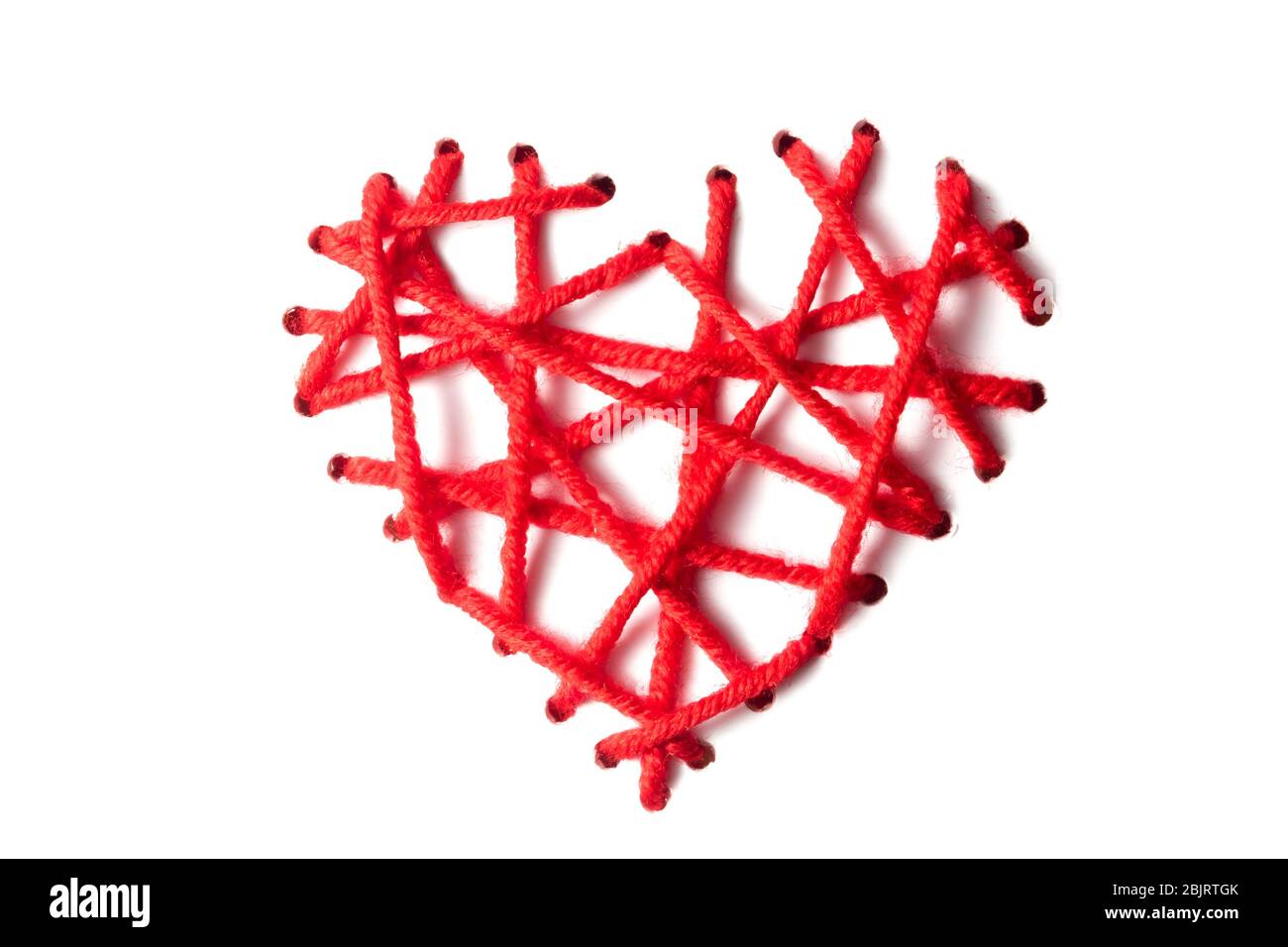 Coeur de fils rouges pour la broderie le jour de la Saint-Valentin sur fond blanc. Isoler Banque D'Images