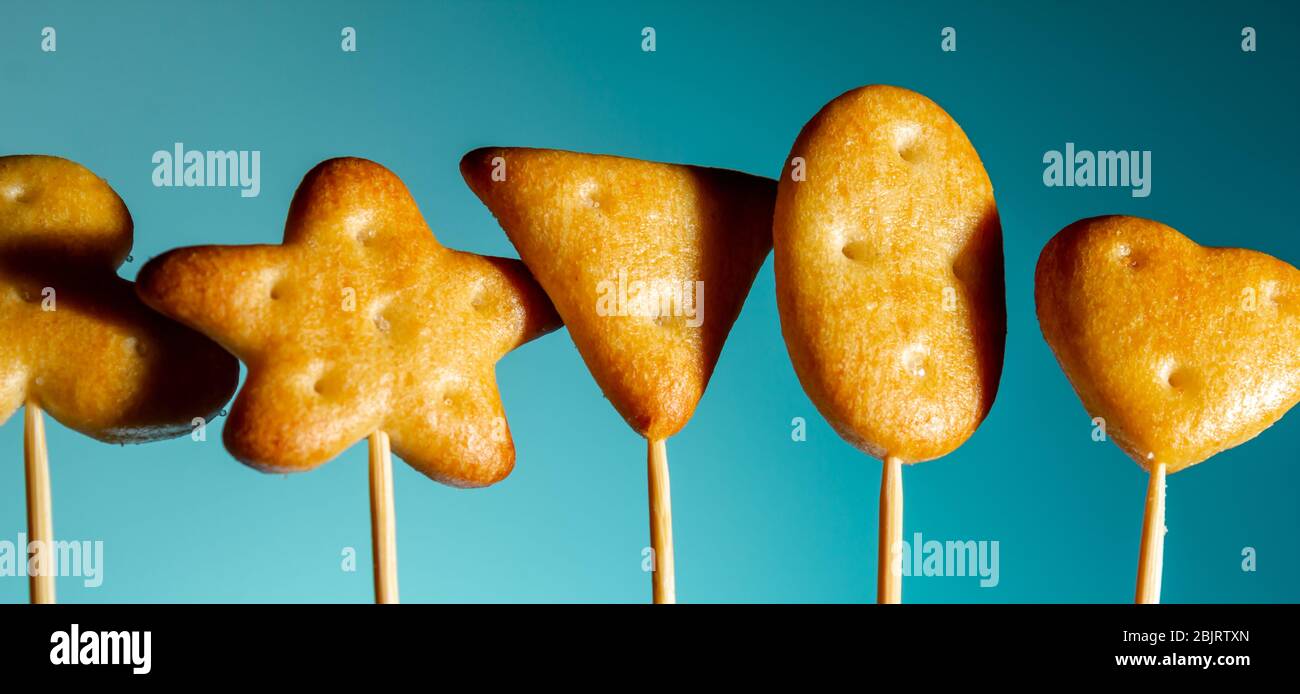 coller les cookies figure étoile triangle coeur ovale sur un fond bleu .gros plan. espace de copie Banque D'Images
