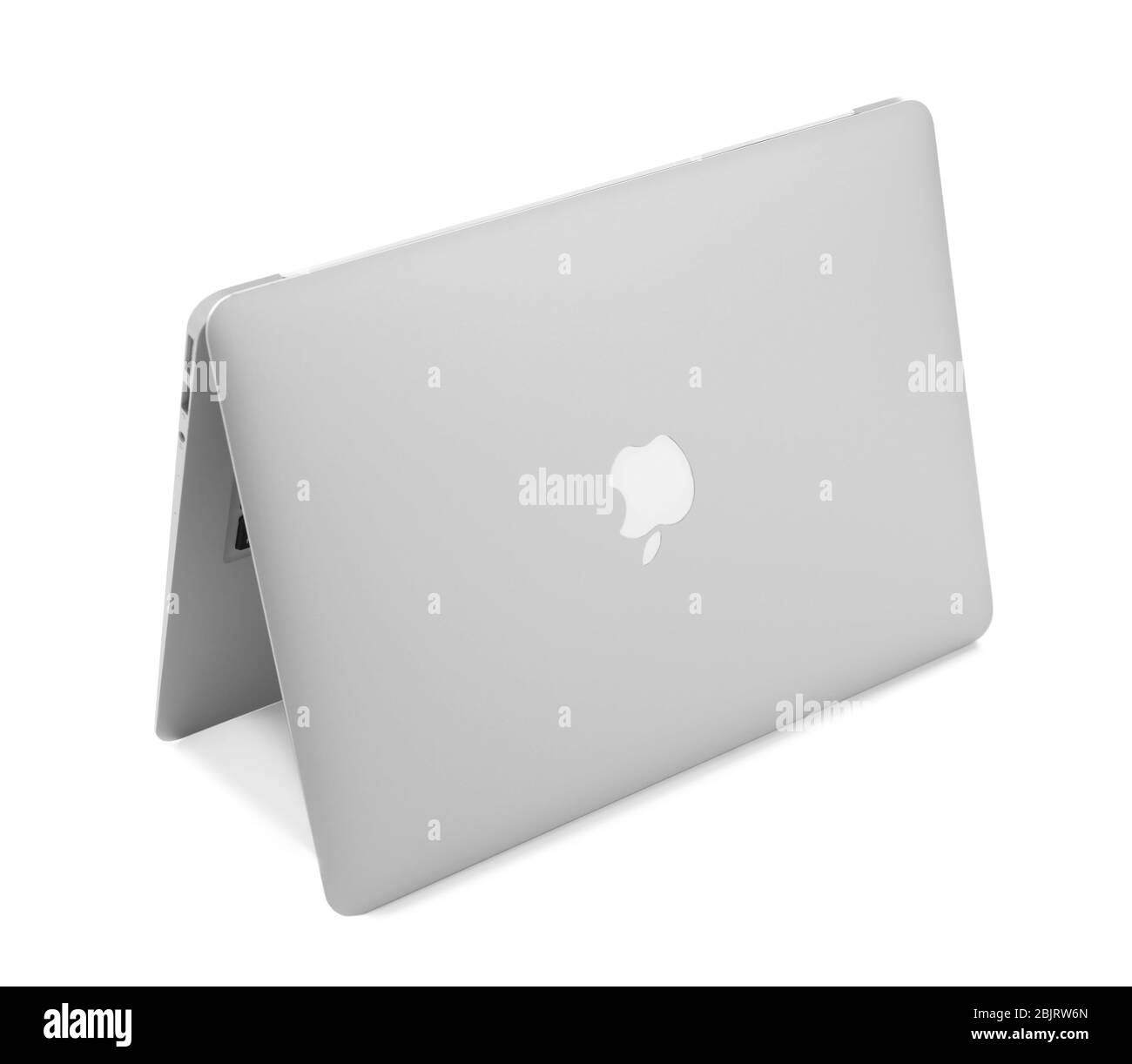 KIEV, UKRAINE - 13 NOVEMBRE 2017 : Apple MacBook Air Silver sur fond blanc, conçu et développé par Apple Inc Banque D'Images