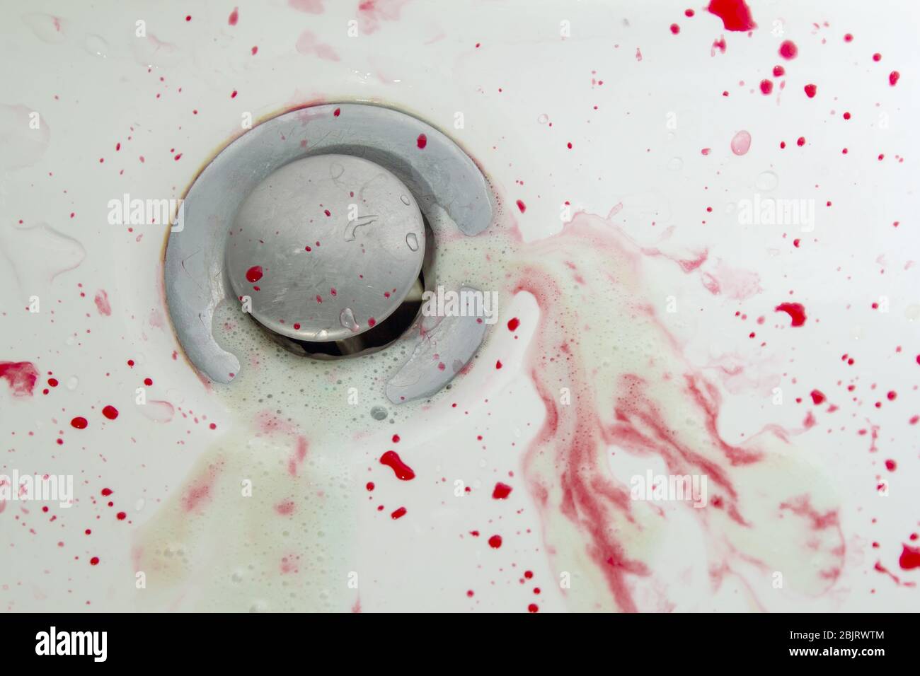 sang dans l'évier et le dentifrice saignent l'espace de copie de gomme. gros plan Banque D'Images