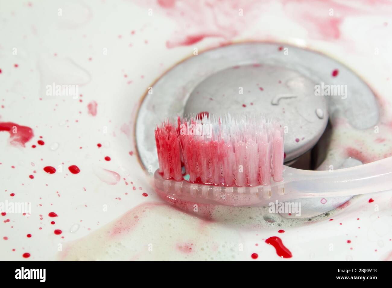 brosse à dents avec du sang dans l'évier et le dentifrice saignent l'espace de copie de gomme. fermer aps Banque D'Images