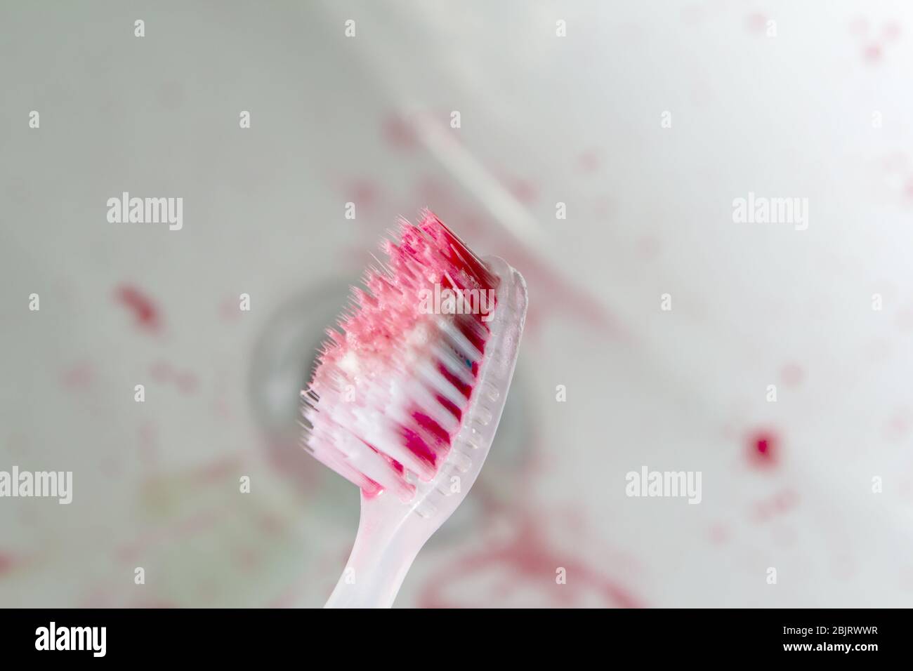 brosse à dents avec du sang dans l'évier et le dentifrice saignent l'espace de copie de gomme. fermer aps Banque D'Images