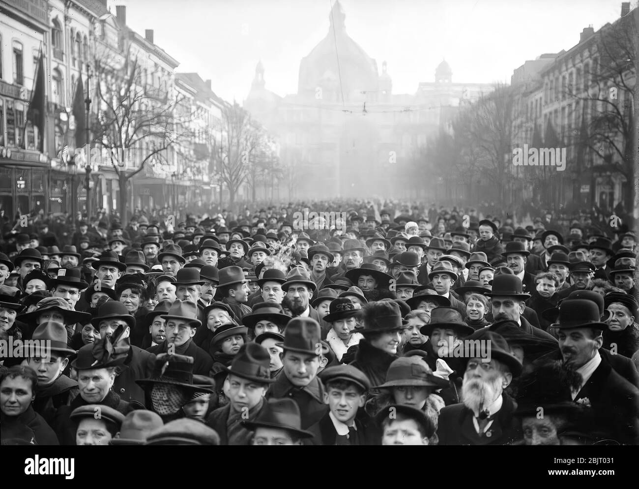 Scène de rue à Anvers, Belgique, montrant des citoyens de célébrer quelques heures après les Allemands se sont rendus et une fin de la Première Guerre mondiale 11 Novembre 1918 Banque D'Images