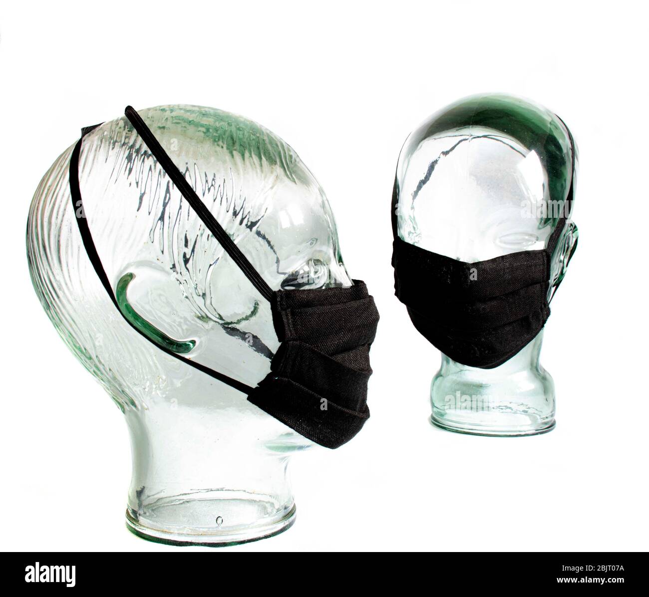 Masques de protection pour le visage sur une tête en verre sans visage EPI Personal Protective Equipment fond blanc Banque D'Images