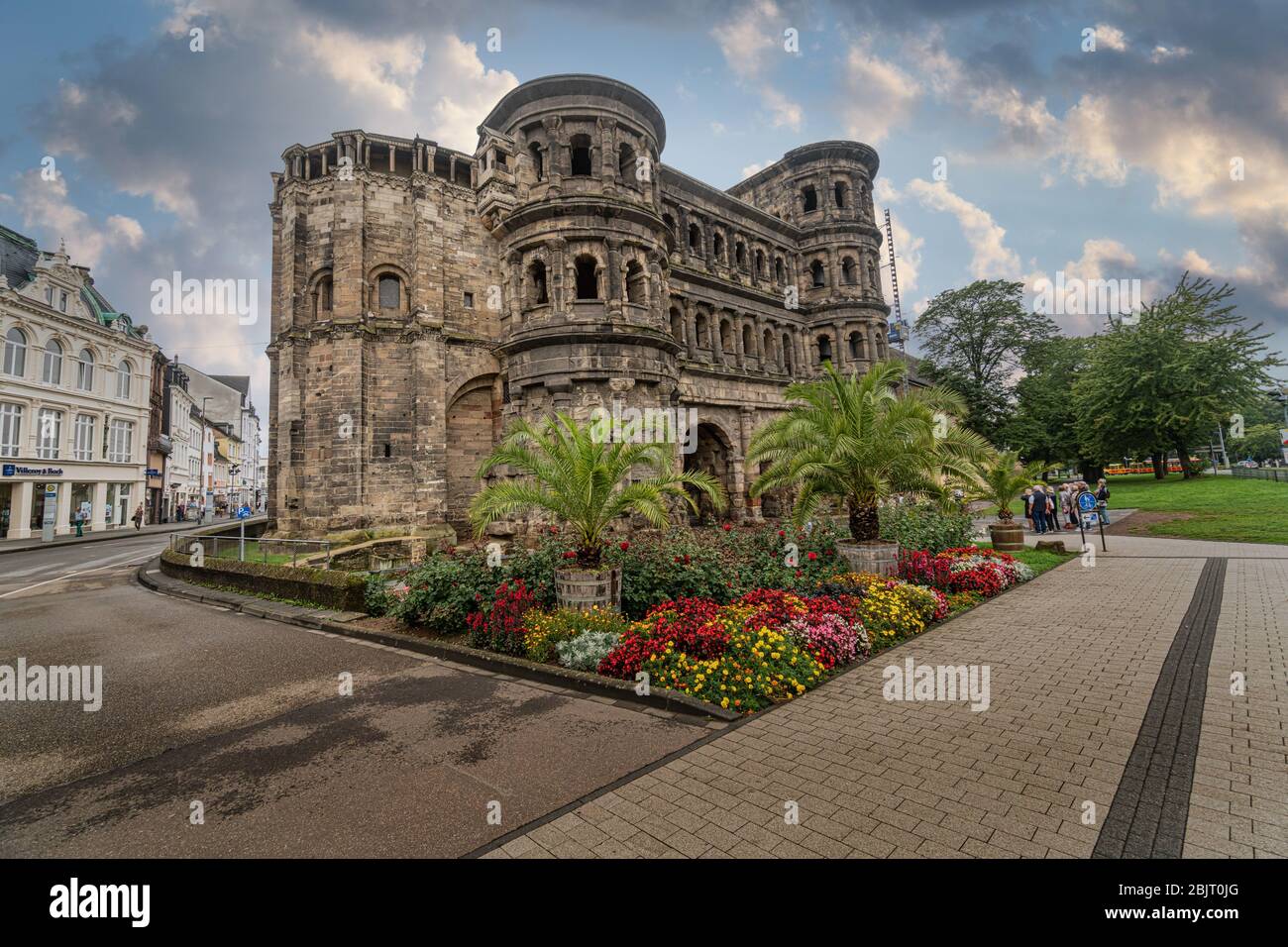 La Porta Nigra (porte noire) dans la ville de Trèves, Allemagne. C'est une grande porte romaine célèbre. Patrimoine mondial de l'UNESCO Banque D'Images